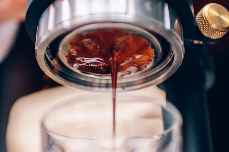 espresso saindo da máquina